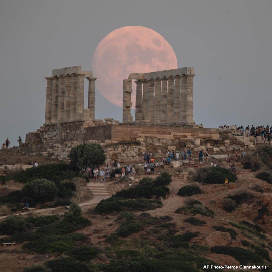 ABC Newsさんのインスタグラム写真 - (ABC NewsInstagram)「Moon rises behind columns of ancient marble Temple of Poseidon at Cape Sounion, Greece. #moon #templeofposeidon #nightsky #greece」8月3日 22時07分 - abcnews