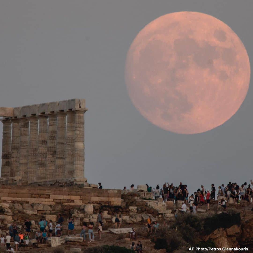 ABC Newsさんのインスタグラム写真 - (ABC NewsInstagram)「Moon rises behind columns of ancient marble Temple of Poseidon at Cape Sounion, Greece. #moon #templeofposeidon #nightsky #greece」8月3日 22時07分 - abcnews