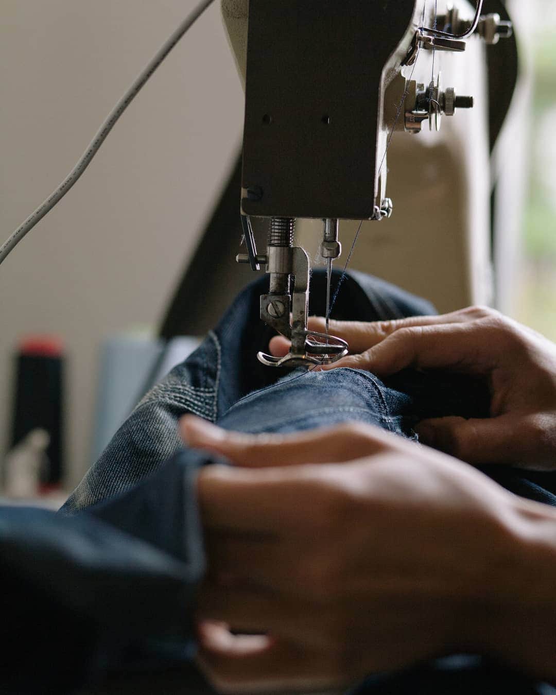 ヌーディージーンズさんのインスタグラム写真 - (ヌーディージーンズInstagram)「To prolong the life of a garment is even more sustainable than recycling. That's why we connect with like-minded boutiques and retailers around the globe to be able to offer and repair more Nudie Jeans year for year. ​ ​📷 @kennethjmitchell for @loneflag」8月3日 22時08分 - nudiejeans