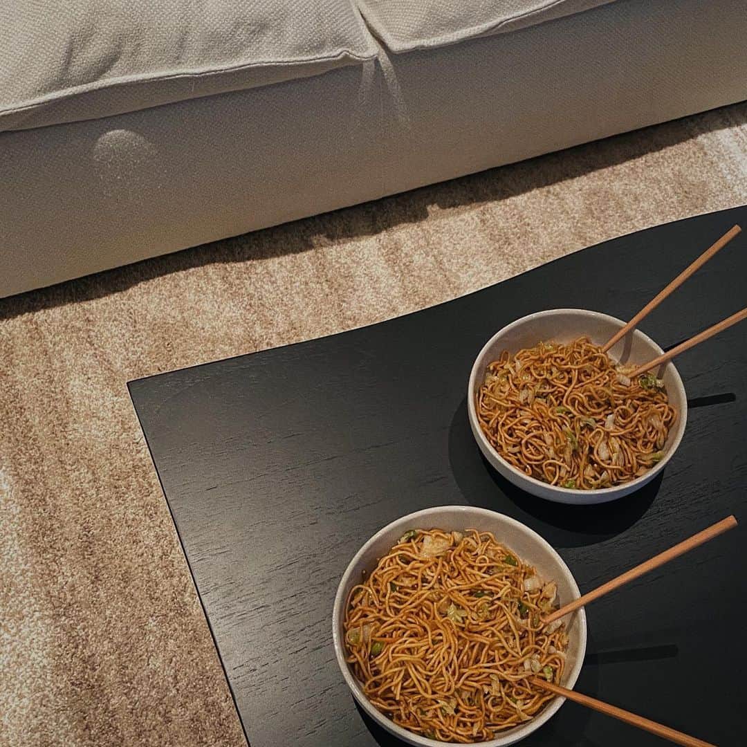 ジュリア バレットのインスタグラム：「take out 🥡🥢」