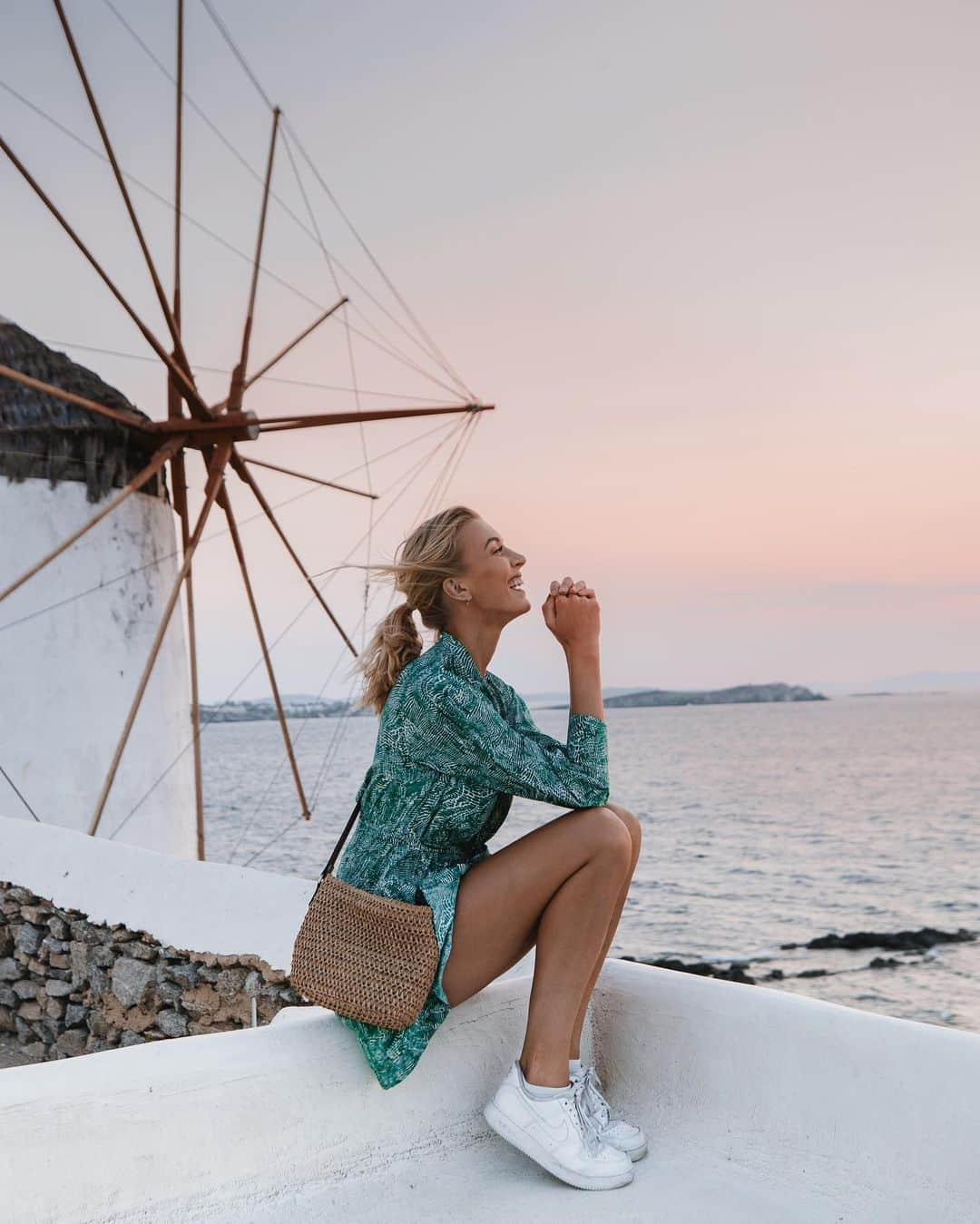 Zanna Van Dijkさんのインスタグラム写真 - (Zanna Van DijkInstagram)「Sunset magic from our balcony 🌅✨ Yep, that’s right... we stayed in one of the famous Mykonos windmills! They’re some of the most iconic buildings on the island, so we were absolutely buzzing when we managed to snag an @airbnb in one last minute! Swipe right to see our home for the weekend 🤩 Mykonos is known for its luxury 5 star resorts, but this authentic and traditional windmill was my ideal accommodation 🙌🏼Tag a friend who would be up for staying in this unique spot 🥰 [I’ve linked it on my stories!] ❤️ Location: 📍Mykonos, Greece 🇬🇷 Photo: @chrispriestley__ 📸 #Mykonos #discovergreece #travelblogger #mykonosgreece #mykonosisland #mykonostown #mykonossunset #greeksunset #goldenhour」8月3日 22時10分 - zannavandijk