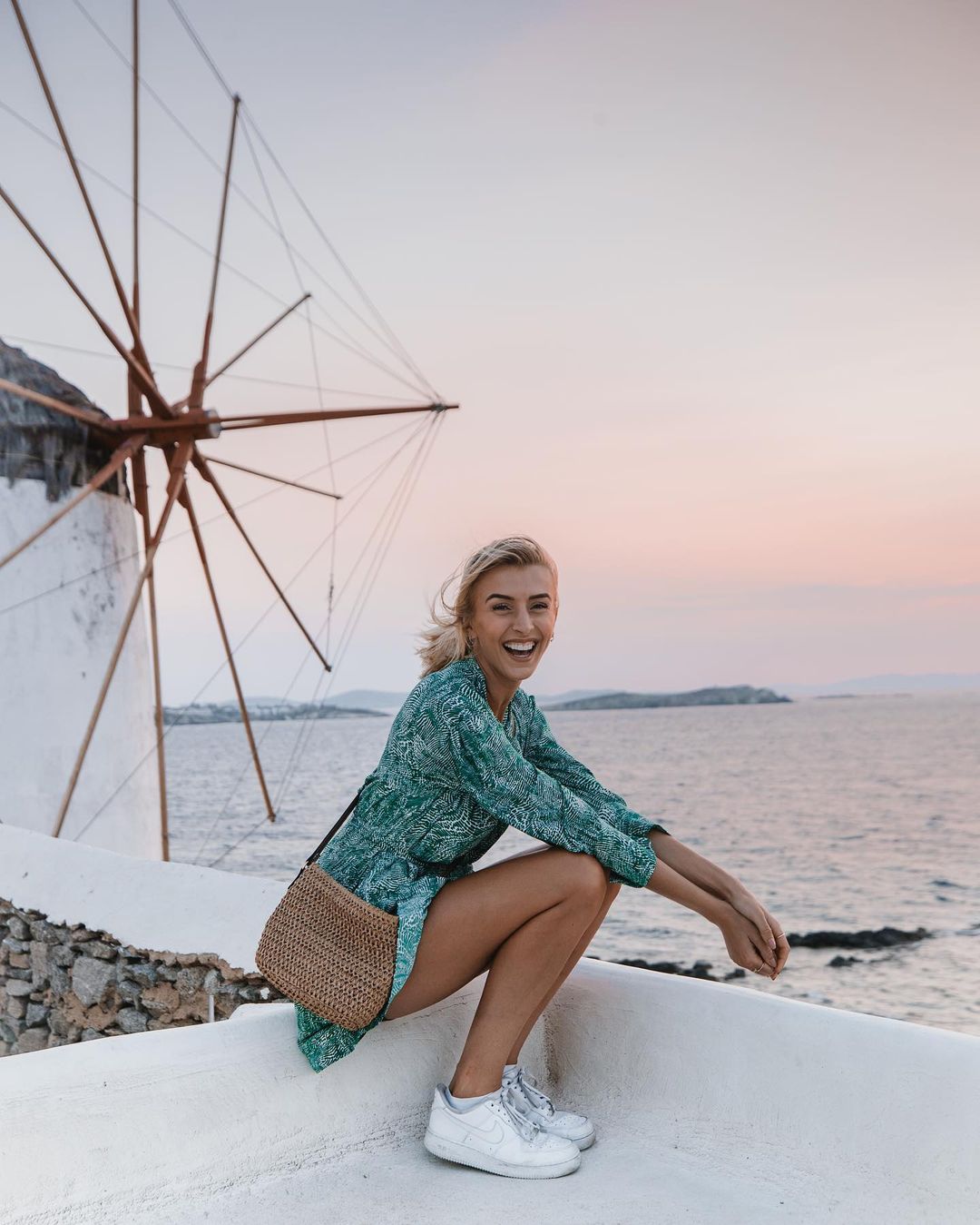 Zanna Van Dijkさんのインスタグラム写真 - (Zanna Van DijkInstagram)「Sunset magic from our balcony 🌅✨ Yep, that’s right... we stayed in one of the famous Mykonos windmills! They’re some of the most iconic buildings on the island, so we were absolutely buzzing when we managed to snag an @airbnb in one last minute! Swipe right to see our home for the weekend 🤩 Mykonos is known for its luxury 5 star resorts, but this authentic and traditional windmill was my ideal accommodation 🙌🏼Tag a friend who would be up for staying in this unique spot 🥰 [I’ve linked it on my stories!] ❤️ Location: 📍Mykonos, Greece 🇬🇷 Photo: @chrispriestley__ 📸 #Mykonos #discovergreece #travelblogger #mykonosgreece #mykonosisland #mykonostown #mykonossunset #greeksunset #goldenhour」8月3日 22時10分 - zannavandijk