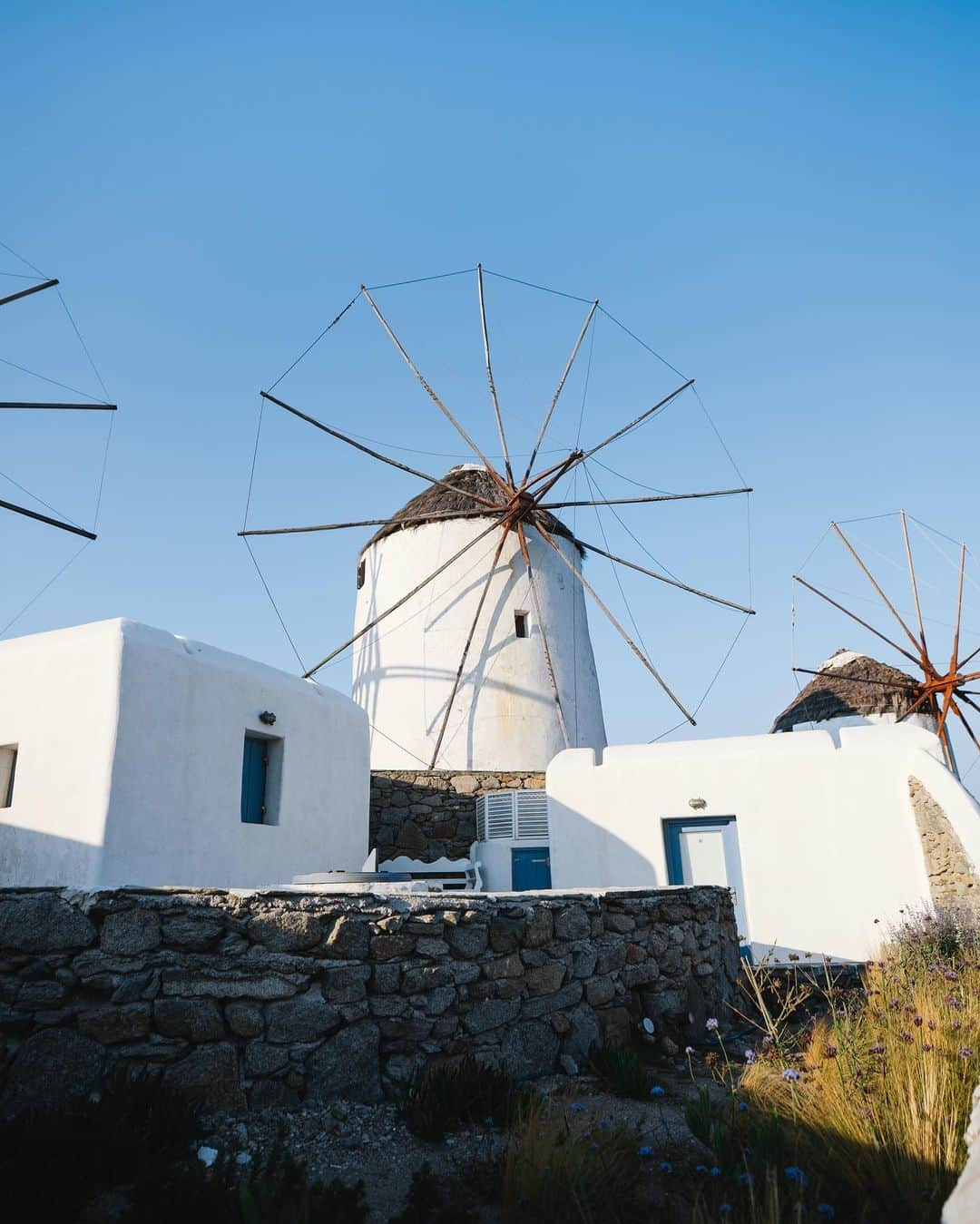 Zanna Van Dijkさんのインスタグラム写真 - (Zanna Van DijkInstagram)「Sunset magic from our balcony 🌅✨ Yep, that’s right... we stayed in one of the famous Mykonos windmills! They’re some of the most iconic buildings on the island, so we were absolutely buzzing when we managed to snag an @airbnb in one last minute! Swipe right to see our home for the weekend 🤩 Mykonos is known for its luxury 5 star resorts, but this authentic and traditional windmill was my ideal accommodation 🙌🏼Tag a friend who would be up for staying in this unique spot 🥰 [I’ve linked it on my stories!] ❤️ Location: 📍Mykonos, Greece 🇬🇷 Photo: @chrispriestley__ 📸 #Mykonos #discovergreece #travelblogger #mykonosgreece #mykonosisland #mykonostown #mykonossunset #greeksunset #goldenhour」8月3日 22時10分 - zannavandijk