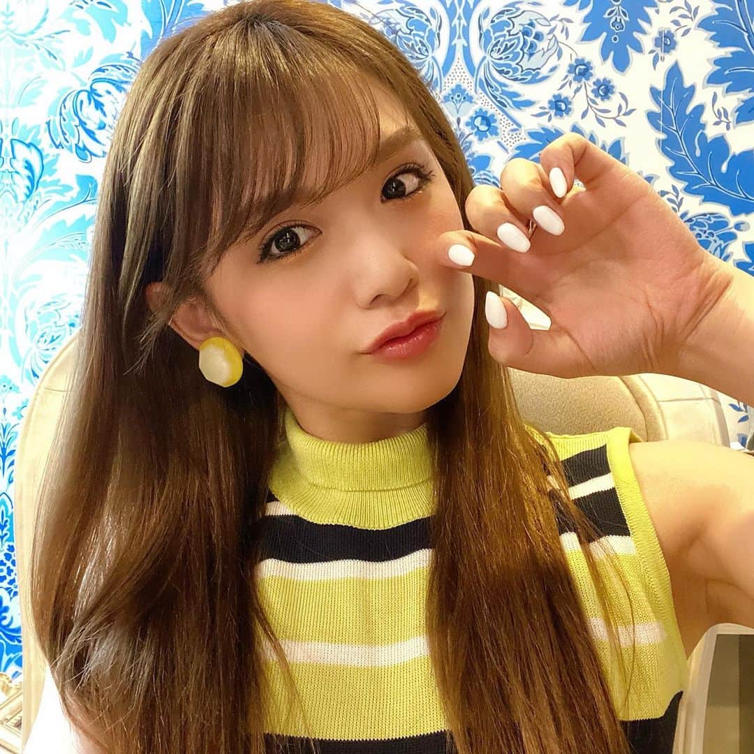 のインスタグラム：「2週間ちょっとしか経ってなかったけど、もう早ネイルのメンテナンス行ってきましたー💅 安定のホワイトワンカラー🤍🤍🤍  #nail #mentenance」