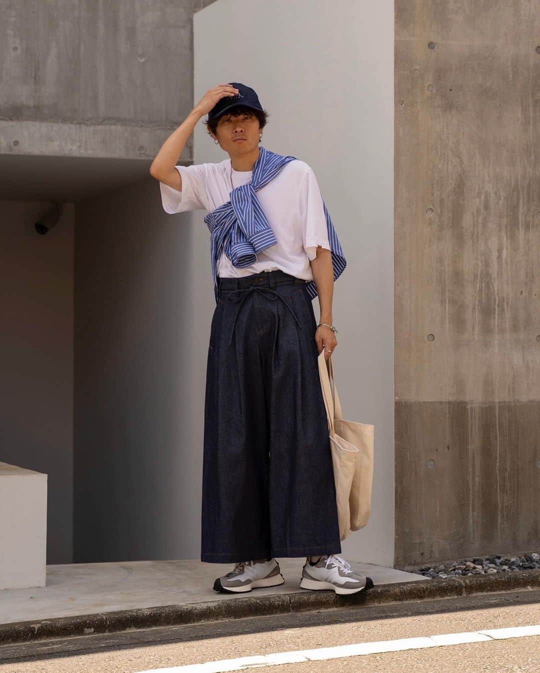 Ryoさんのインスタグラム写真 - (RyoInstagram)「ㅤㅤㅤㅤㅤㅤㅤㅤㅤㅤㅤㅤㅤ 今週末8/8から予約がスタートする CLASSIC BIG PANTSのインディゴです☺️テーパードも用意してます！ Tシャツはもちろん、シャツやニット秋冬のアイテムとも相性良さそうです！👖 ㅤㅤㅤㅤㅤㅤㅤㅤㅤㅤㅤㅤㅤ shirt:#ryotakashima tee:#sunsea pants:#ryotakashima shoes:#newbalance327 bag:#ennoy」8月3日 22時18分 - ryo__takashima