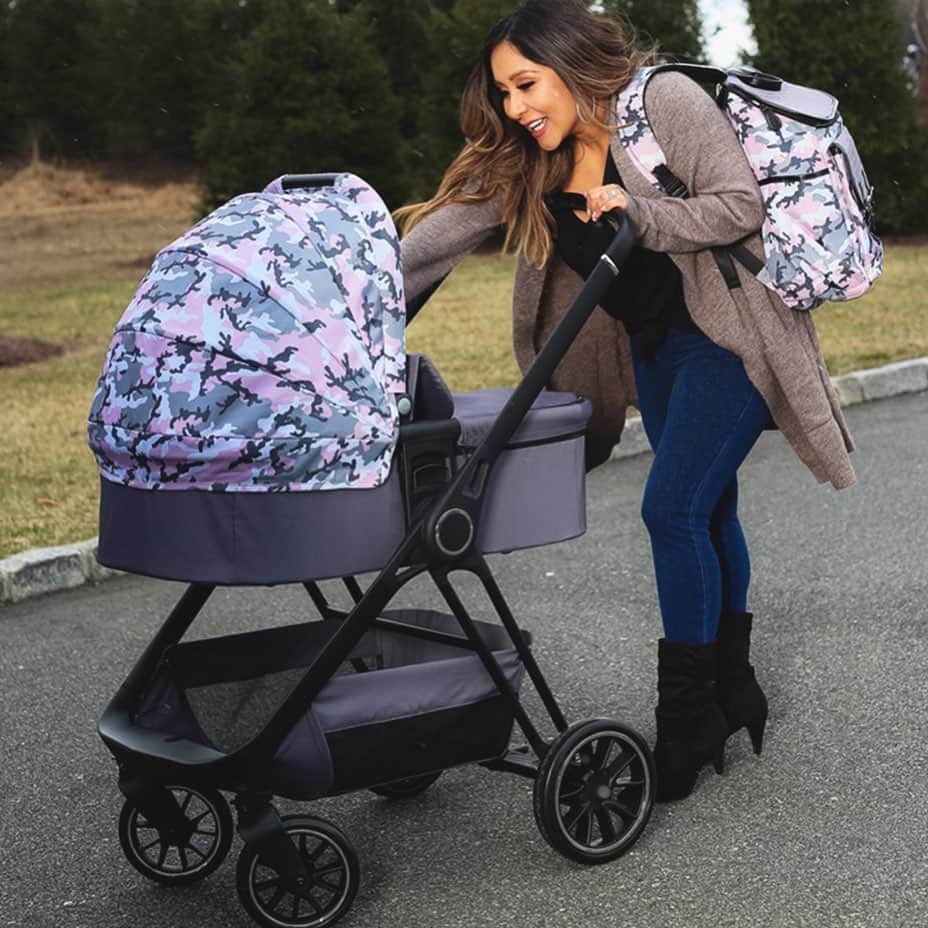 ニコール・ ポリッツィのインスタグラム：「Hey Mawmas! I am OBSESSED with my @yourbabiieofficial MAWMA Blush Camo Victoria Stroller launching exclusively at @buybuybaby! This stroller adapts as your baby grows and also comes in Marble! 💋LINK IN BIO❤️ #yourbabiie #mawma #babygear #momlife #strollerstyle #stroller #travel #parenting #buybuybaby #babyessentials #babyregistry #ad」