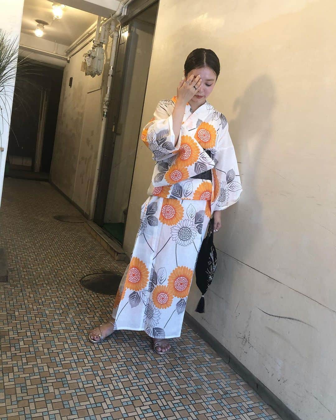 北岡りえのインスタグラム：「1カ月があっという間に過ぎて 梅雨明けから夏の訪れで気持ち新たに🌈  浴衣はなにもなくても気持ちが引き締まるので毎年着てます。  30代になってからは白地がすき🤍  #浴衣」