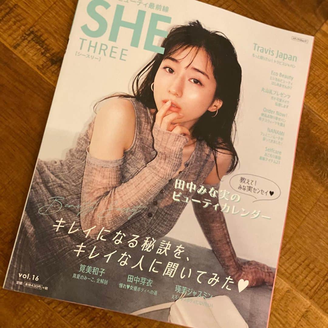 FitnessPlanner 星野由香さんのインスタグラム写真 - (FitnessPlanner 星野由香Instagram)「@shethree_magazine にて ほぐピラを紹介していただきました🤍  @wakiko_kondo さんのおかげで新しいスタイリングで先月はいろんな発見と新しい自分での撮影となり、新たな刺激と共に改めてみなさんの目に映る自分についても考えさせられましたが、私はブレずに皆さんに伝えられることを伝えていくことを楽しめています✨  それは皆さんのおかげです✨ いつもご覧くださって、ありがとうございます😊  #shethree  皆さんのお手元に見られるかなぁ、どうでしょう。 Amazonでゲットもできます^_^」8月3日 22時21分 - yuka.hoshino222