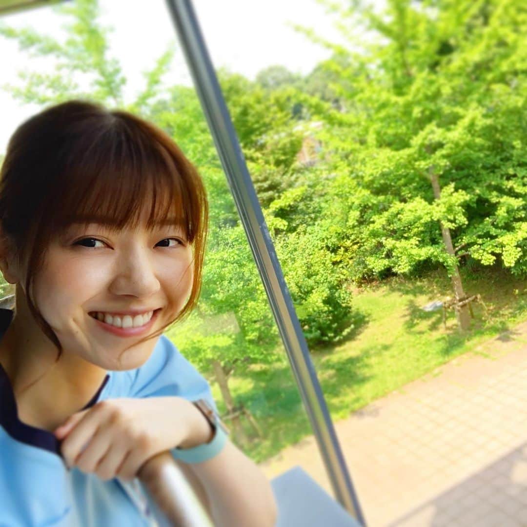 相原くるみ（西野七瀬）のインスタグラム：「天気よいとテンションあがる🤔  #相原くるみ #病院薬剤師 #新人薬剤師 #新人薬剤師と繋がりたい  #休憩中にパシャリ  #みどり見ると疲れ取れるらしい #ん  #お昼はパン食べた  #屋上で  #明日は何食べよう  #コンビニかな  #食堂行ける時間に休憩入れない #愚痴じゃないよ」