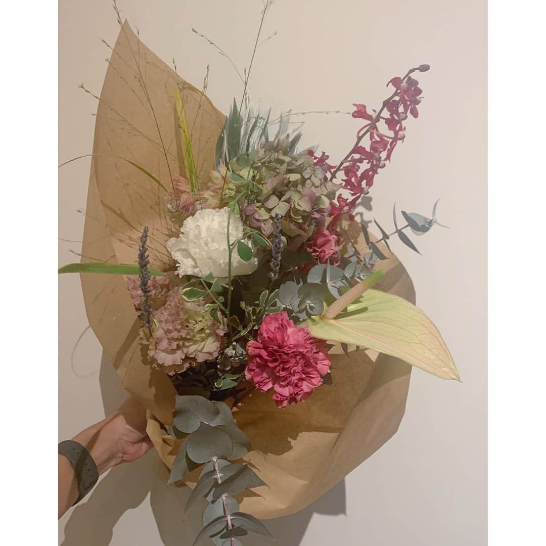 土井地恵理子さんのインスタグラム写真 - (土井地恵理子Instagram)「・ なんだか気分が落ちてた先週。 届けてもらったお花に救われた❤︎ こんなに気分が変わるとは✨ お花のpowerを感じた。 ・ 梅雨も長かったし しばらくお花買いに行けてなくて。 デリバリーはほんとありがたかった！ ・ ・ だいぶいろんなデリバリーが定着しつつあるけど こういうのも利用して 少し生活が楽になったり 豊かになったりしたらいいよね。 ・ ・ 可愛いお花ありがと💐 @charbatake  ・ ・ #flower #お花のある暮らし #delivery #デリバリー #home #myhome #lifestyle #ライフスタイル #d_home」8月3日 22時28分 - ericodoiji