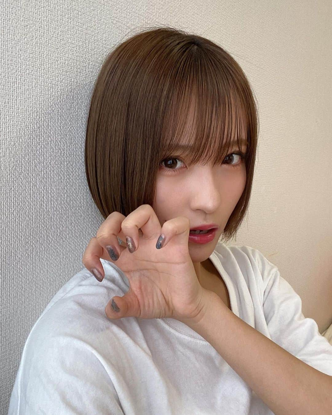 小嶋花梨さんのインスタグラム写真 - (小嶋花梨Instagram)「久しぶりに #セルフネイル 🌏﻿ ﻿ ﻿ 3色混ぜて #ニュアンスネイル ﻿ マニキュアでやったので簡単に落とせるから楽ちん✌🏻 ﻿ ﻿ ﻿」8月3日 22時28分 - nmb_kojima_48