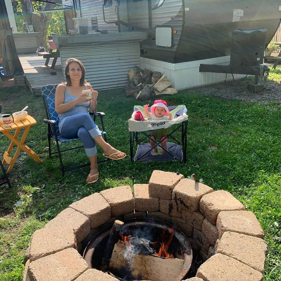 メーガン・デュアメルさんのインスタグラム写真 - (メーガン・デュアメルInstagram)「The weather wasn’t so nice this weekend but we finally got a campfire this morning! Better late than never! #camping #rvlife #campfire #breakfastcampfire #goodmorning @zoey.marcotte」8月3日 22時36分 - meaganduhamel