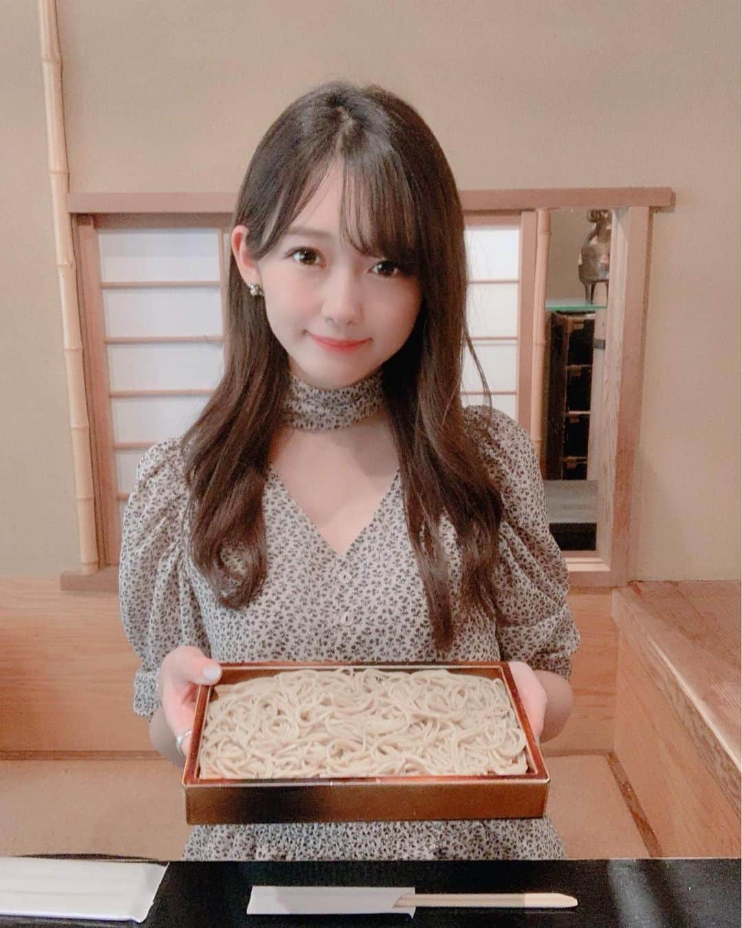 中村比菜さんのインスタグラム写真 - (中村比菜Instagram)「おいしいお蕎麦を食べましたよ﻿ というご報告🍲笑﻿ ﻿ ラーメンも好きだけどお蕎麦も好き💗﻿ ﻿ #レースクイーン #中村比菜﻿ #ラグナムーン #lagunamoon﻿ #原宿ごはん #お蕎麦 #原宿ランチ﻿ #シルバーアクセサリー  #シルバーリング﻿ #Japanese #Japanesegirl﻿ #Racequeen #레이싱걸﻿ #일본인 #코스프레 #오다이바」8月3日 22時38分 - ohinachan017