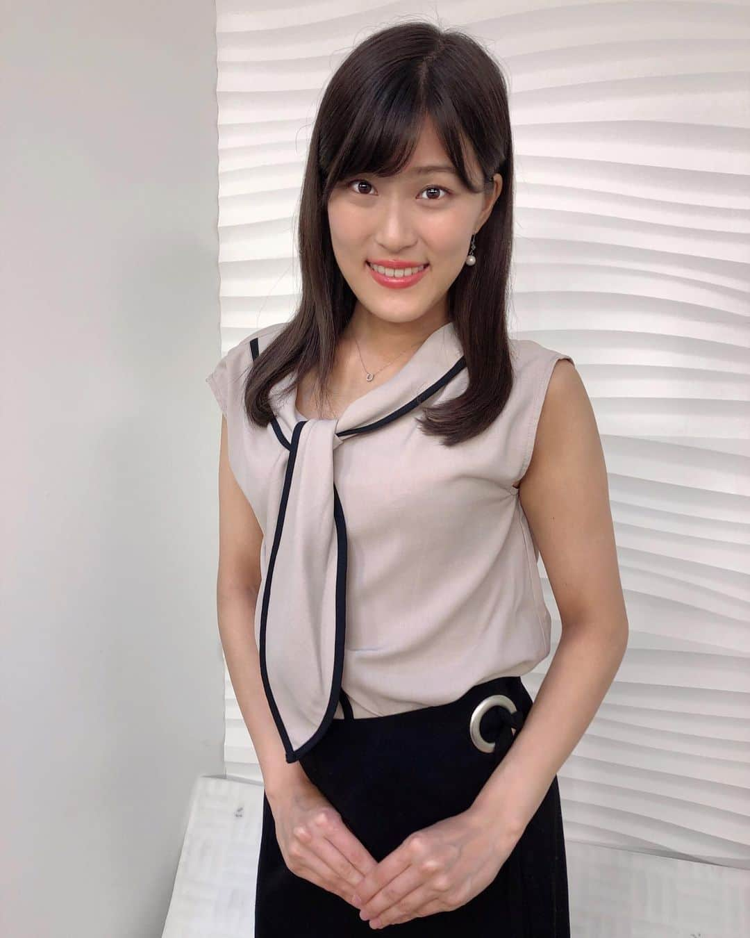 竹内里奈さんのインスタグラム写真 - (竹内里奈Instagram)「今日もお疲れさまです🙋‍♀️ いつもと違うスタジオでした☀️ ・ ⚾️高校野球ダイジェスト、 はじまりましたね☺️✨ ・ #チバテレ #女子アナ #アナウンサー #女子アナコーデ #衣装 #リオマル #フリーアナウンサー #竹内里奈」8月3日 22時49分 - rina.takeuch