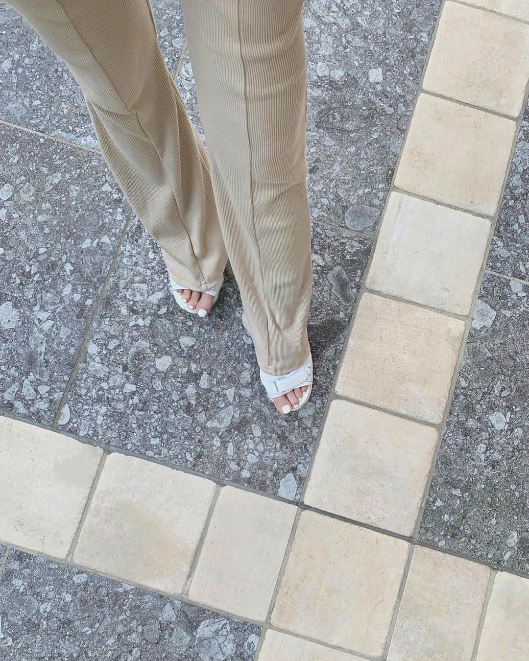 美咲あいりさんのインスタグラム写真 - (美咲あいりInstagram)「🤍 #shoes #sandal #fashion」8月3日 22時48分 - misakiairi