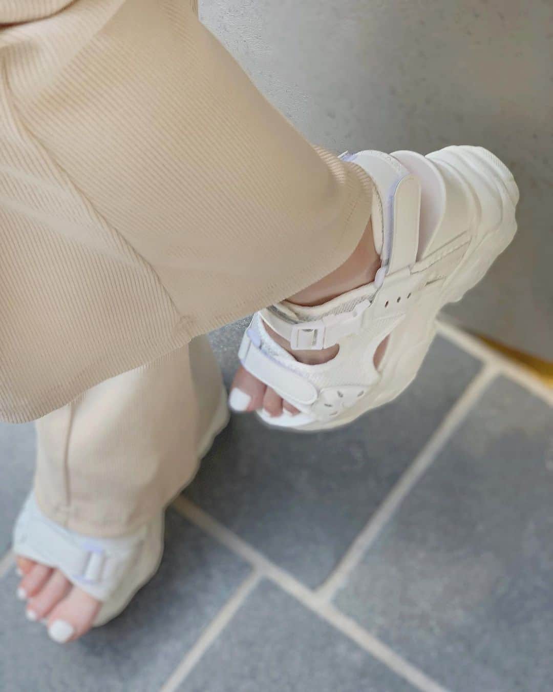 美咲あいりさんのインスタグラム写真 - (美咲あいりInstagram)「🤍 #shoes #sandal #fashion」8月3日 22時48分 - misakiairi