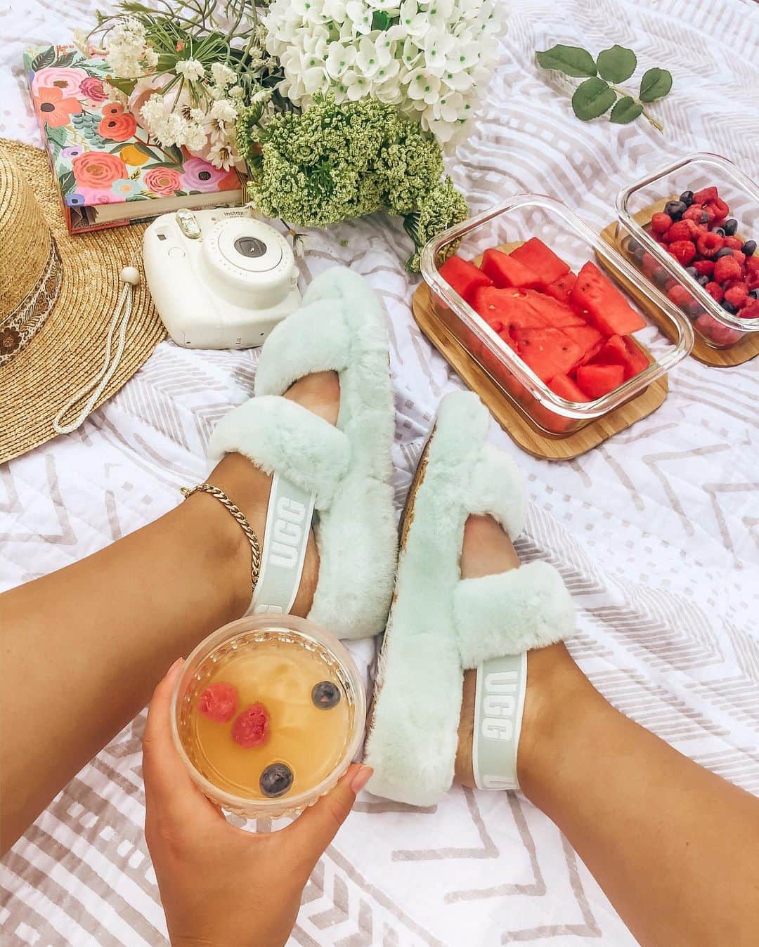 Stephanie Sterjovskiさんのインスタグラム写真 - (Stephanie SterjovskiInstagram)「A *weekend* well spent brings a week of content ✨👌 Unplugging, biking, being in nature, picnics & cozy footwear (yes, yes, yes)! Love these fun @Ugg slides, they feel like you’re walking on clouds - linked them in stories today ☁️ Comment below if you love cozy footwear & how your weekend was! 🚲🌾🌻🍓🍒#ThisIsUgg #BoldAsFluff *ad」8月3日 22時48分 - stephsjolly