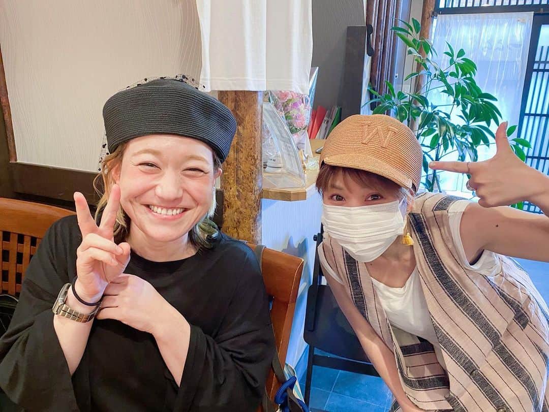 和田美枝のインスタグラム：「ボウシズキ🧢  #2人共 #帽子好き #同い年 #やなわらばーのリオちゃん @aizatorio_yanawaraba #WONDERWOO の #麦わら #キャップ #似合って嬉しい #アリガトウ」