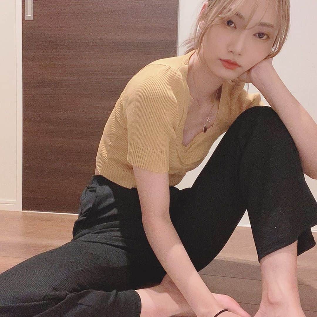 ゆりのインスタグラム：「楽で可愛くてお気に入りのリブフレアパンツ！ウエストゴムだから余裕であぐらかけるしかがめるし、最近おうち生活極めてる私には超助かる。最近自炊も頑張ってるんよ🥺今ピーマンの肉詰めブームきてる。みんなのおうちで出てきた美味しいおかず教えてほしい！ #gu_for_all  #GUstyle #gupr #フレアパンツ #リブフレアパンツ」