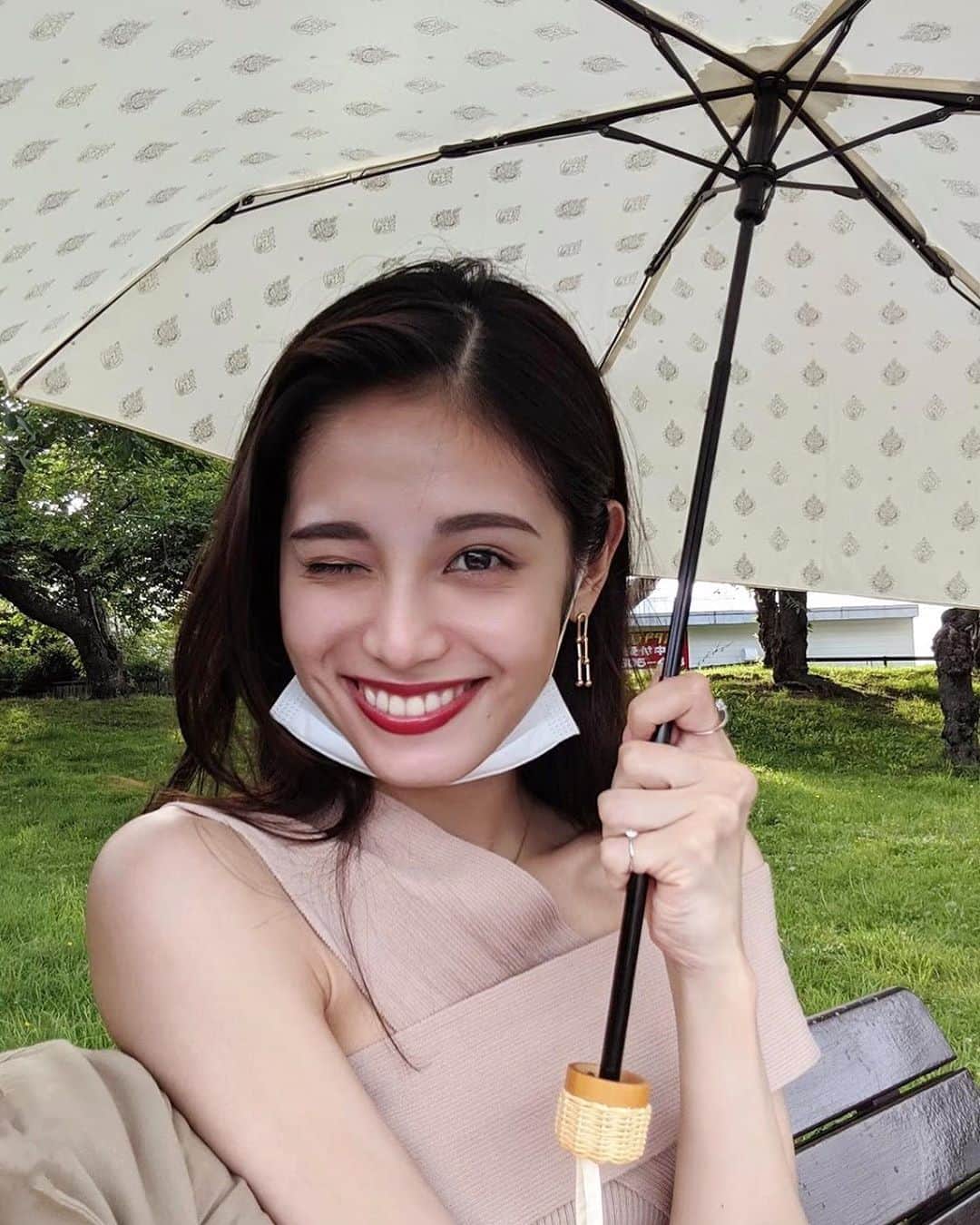 のインスタグラム：「日傘は @francfranc_official  の長いのと折りたたみを使い分けてるよ⛱ 日焼け止めは @naturaglace_official   . . . #makeup#make#メイク#大人メイク#ハーフメイク#アイブロウ#眉メイク#ツヤ肌メイク#艶肌#オーガニックコスメ#コスメ#日焼け止め#夏メイク」
