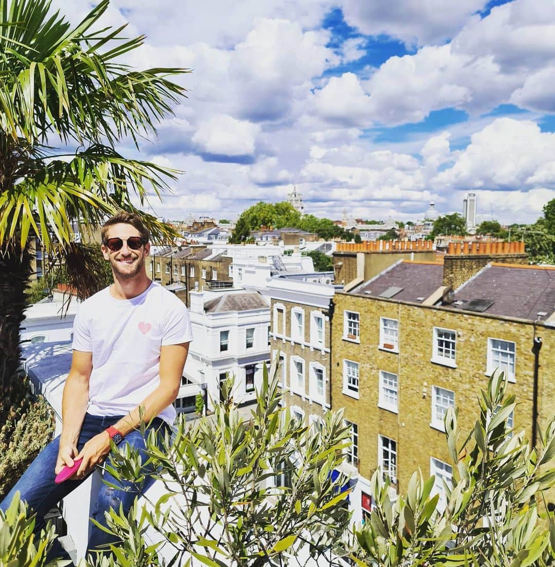 のインスタグラム：「Rest day 👌 #r8g  #london #roof」