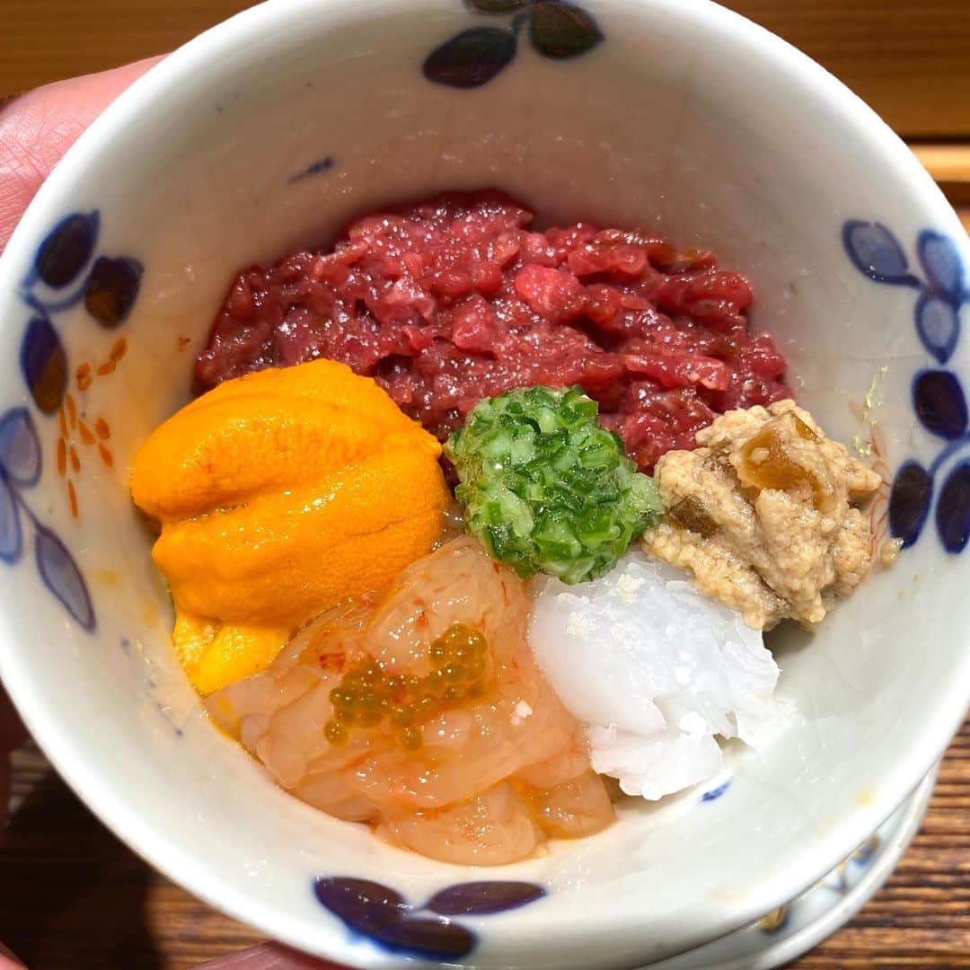 のインスタグラム：「悪友とゴルフからの、 ミシュラン★★の肉割烹「上」でした。  今夜は、三田牛攻め。  伊勢海老の味噌と牛コンソメの冷製。 腹ぺこに沁みる。  伊勢海老とバフン雲丹。 牛コンソメのジュレで。  新ぎんなん。  リブのヅケ。 中トロかと思ったわ！  大好きな肉魚介ミックス。 もちろん下に酢飯。 カワハギの味噌が効いてるね。 大将！金持ちになったら大盛りにするぜ。  金目鯛ととうもろこし。  サーロインとキャビアと。  蒸しあわびと、肝をあえた蕎麦、ごぼうの天ぷらと。 この蕎麦で、ご飯食いたいわ(笑)  リブ芯の冷しゃぶ、とろけます。 焼き茄子と、ごまだれで。  タルタルは、チーズとトリュフと(涙) 肉割烹「上」進化してるなあ。  たんもと、サーロイン、シャトーブリアン。 鍋で炊いた白飯とやる。  牛テールと鶏ガラの坦々麺。 しっかり坦々麺なのにさっぱり。  牛そぼろ丼も食った(笑) いい肉は「上」に聞け！だ。  まさかの牛カツカレー(涙) これも大盛りにしてくれ。  〆の塩アイスには、みりんかオリーブオイルを。 俺は右。  厨房右は、ノックの横ちん。 写真の枠外にはドベ田がいます(笑)  大将、年末まで毎月2回ペースで通いたい！ LINEします！  肉割烹「上」 http://jo-tokyo.jp/  #肉割烹上  #戸賀敬城  #ミシュラン★★ #ミシュラン2つ星  #トガッチ  #togacci  #hirokunitoga  #nikukappo  #nikukappojo」