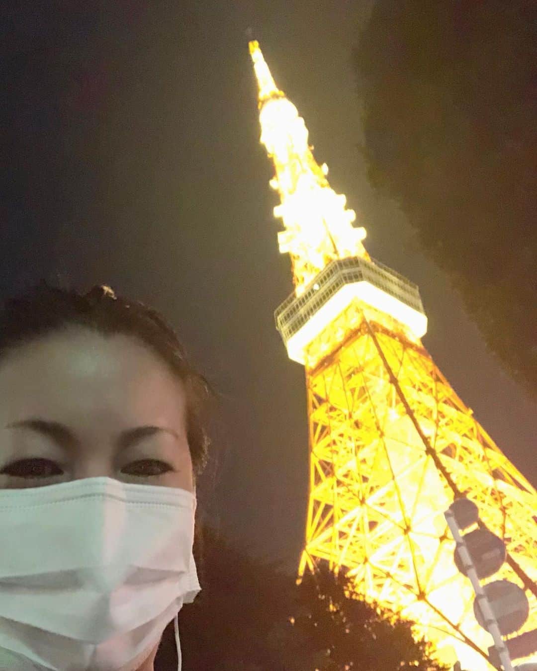 岡安弥生さんのインスタグラム写真 - (岡安弥生Instagram)「コロナ太り解消のため、今夜もランニング。みんなが、夜空を見上げているなぁ、と思ったら…そうだ！今夜は満月だ🌕✨東京タワーに寄り添うように、まん丸のスタージェンムーン😍#綺麗#スタージェンムーン #満月#コロナ太り#ランニング#東京タワー#マスクで走るのは苦しい##sturgeonmoon #tokyotower #fullmoon #running #night」8月3日 22時57分 - yayoin3