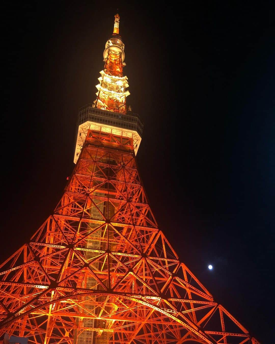 岡安弥生のインスタグラム：「コロナ太り解消のため、今夜もランニング。みんなが、夜空を見上げているなぁ、と思ったら…そうだ！今夜は満月だ🌕✨東京タワーに寄り添うように、まん丸のスタージェンムーン😍#綺麗#スタージェンムーン #満月#コロナ太り#ランニング#東京タワー#マスクで走るのは苦しい##sturgeonmoon #tokyotower #fullmoon #running #night」