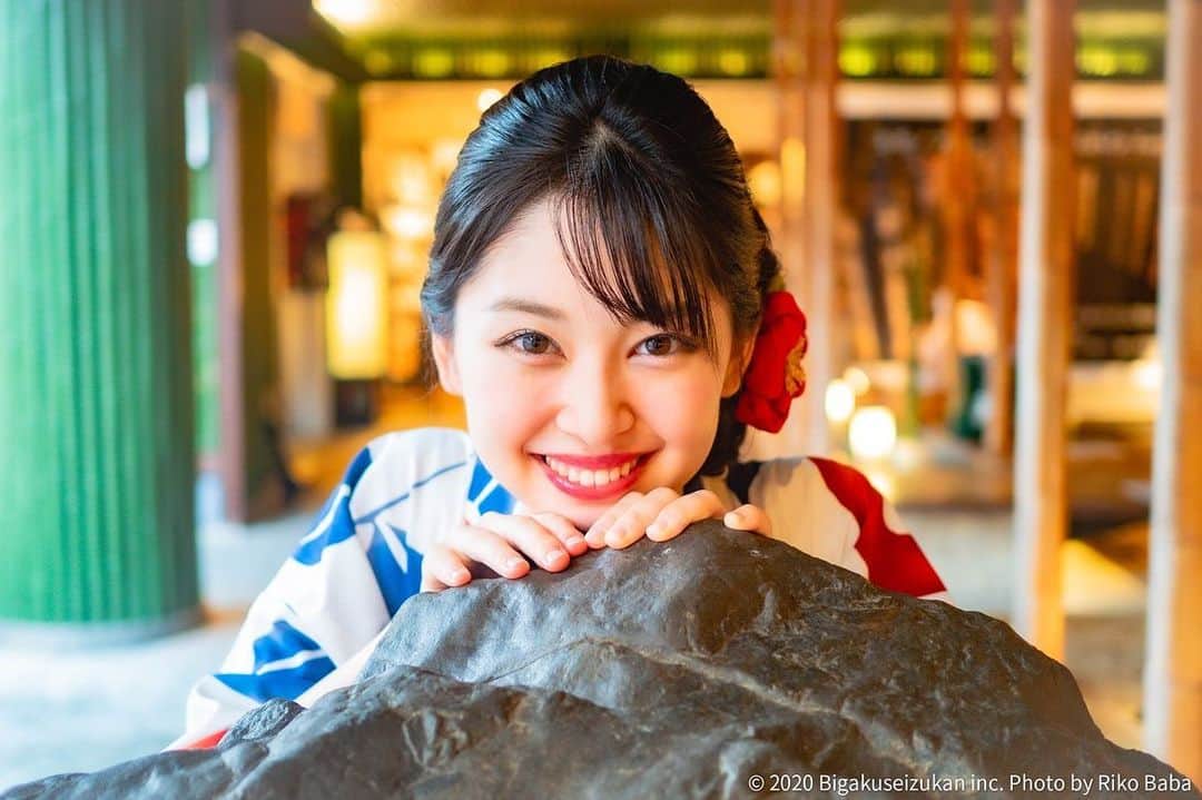 のインスタグラム：「美学生図鑑(@bigakuseizukan )の『浴衣美女特集2020』に掲載していただきました👘 プロフィール欄にURLを貼ったので良かったら是非見てください🌈 . 今年の夏は浴衣も着れないかなと思っていたので、こんな機会をいただけて本当に感謝でいっぱいです💕 素敵な写真を撮ってくれたばばりこちゃん、素敵な記事を書いていただいた編集長、そして、可愛い浴衣を着付けてくださった「艶やADEYA」の方々、ありがとうございました😍 . . . . . . . #美学生図鑑  #浴衣　#嵐山　#福娘　#今宮戎福娘  #浴衣レンタル　#京都学生　#関西学生　#浴衣ヘア  #和服」