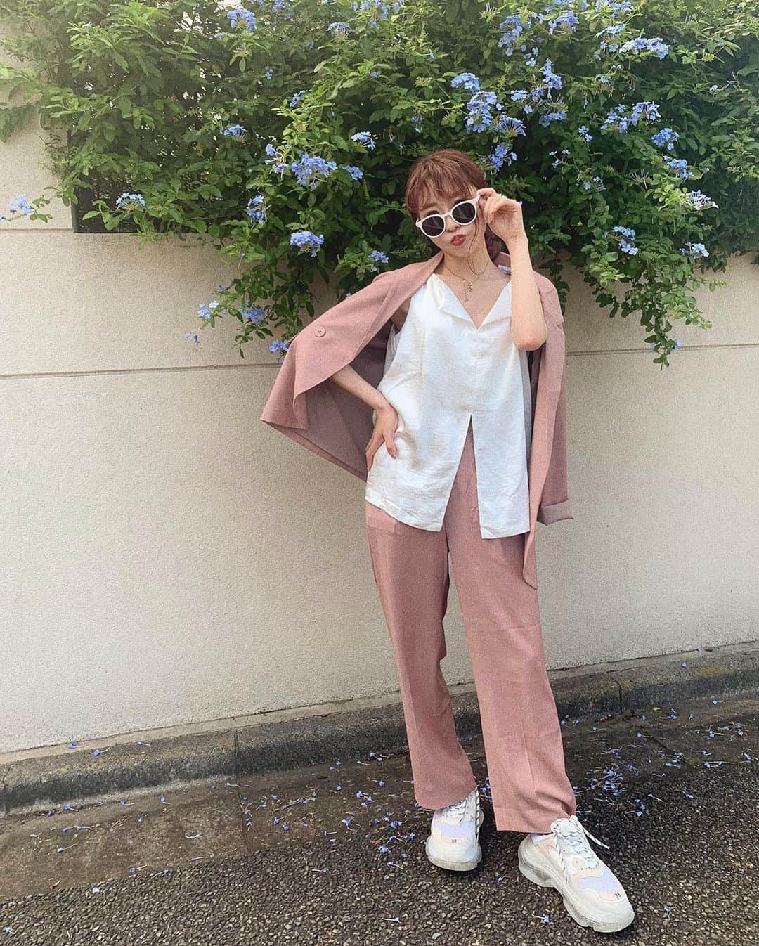 のインスタグラム：「⠀ ⠀ 😎😎😎⠀ 今日は久しぶりに沢山歩き回って クタクタだから早く眠れそうで嬉しい〜😴🤍←不眠症 ⠀ 今日もお疲れ様でした🤍🌙⠀ ⠀ #데일리룩」