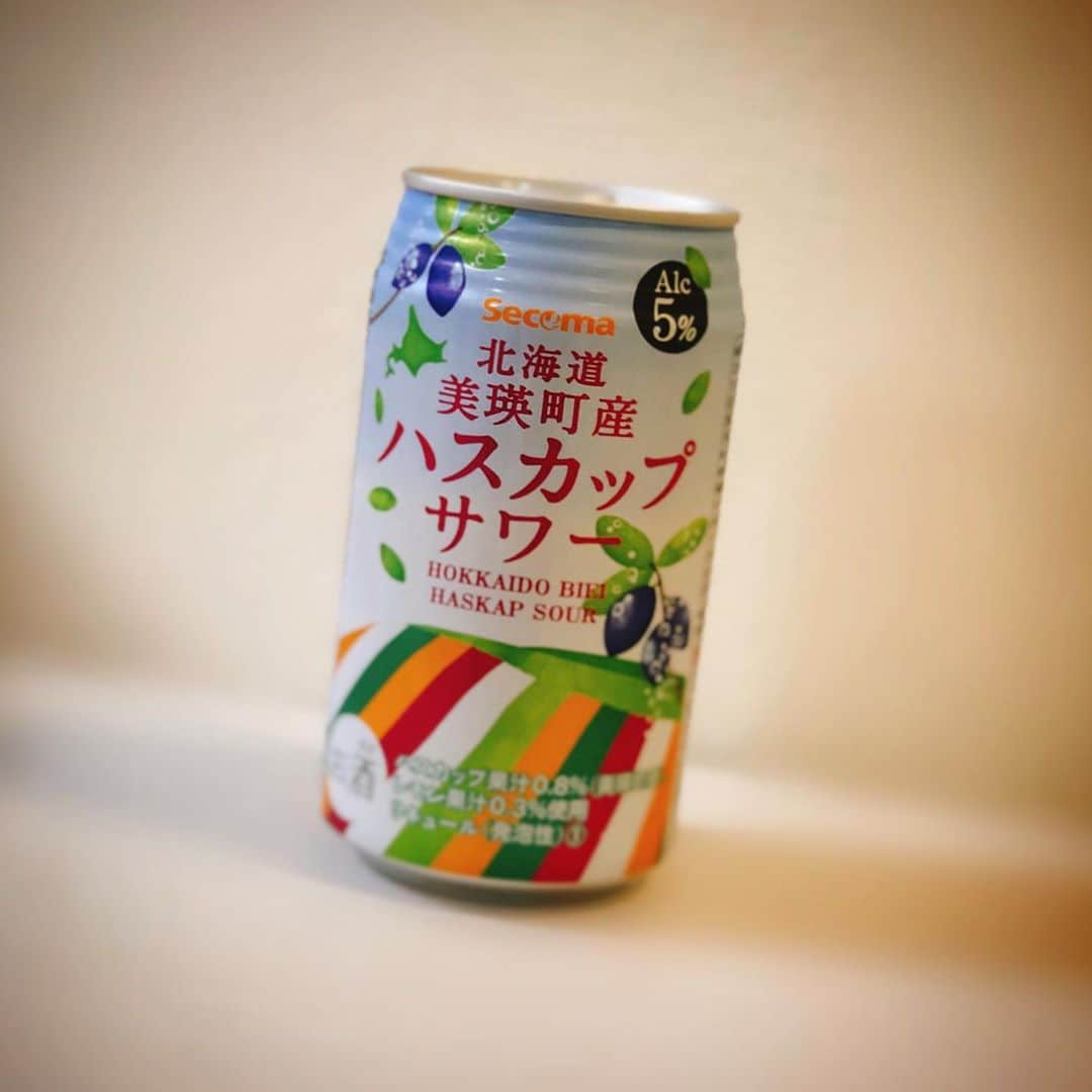 鈴木蛍さんのインスタグラム写真 - (鈴木蛍Instagram)「なんか飲みたい お酒飲みたい ビールの気分じゃないんだよなー 冷蔵庫にあったコレでいっか」8月3日 23時00分 - jphotaru