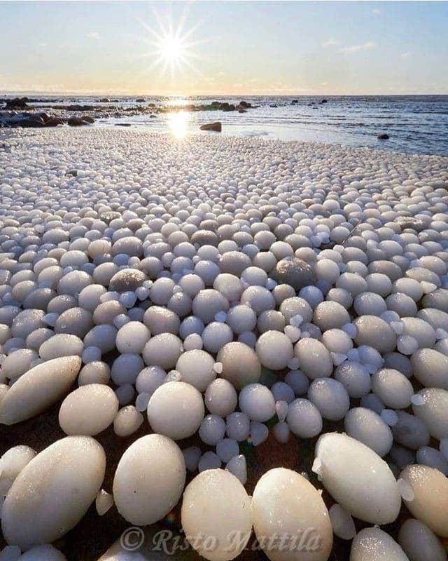 Discover Earthさんのインスタグラム写真 - (Discover EarthInstagram)「"Ice Eggs - This rare phenomenon occurs when ice is rolled over by wind and water"  🇫🇮 #discoverfinland with @geology.info  #iceeggs #finland #wind #water」8月3日 23時01分 - discoverearth