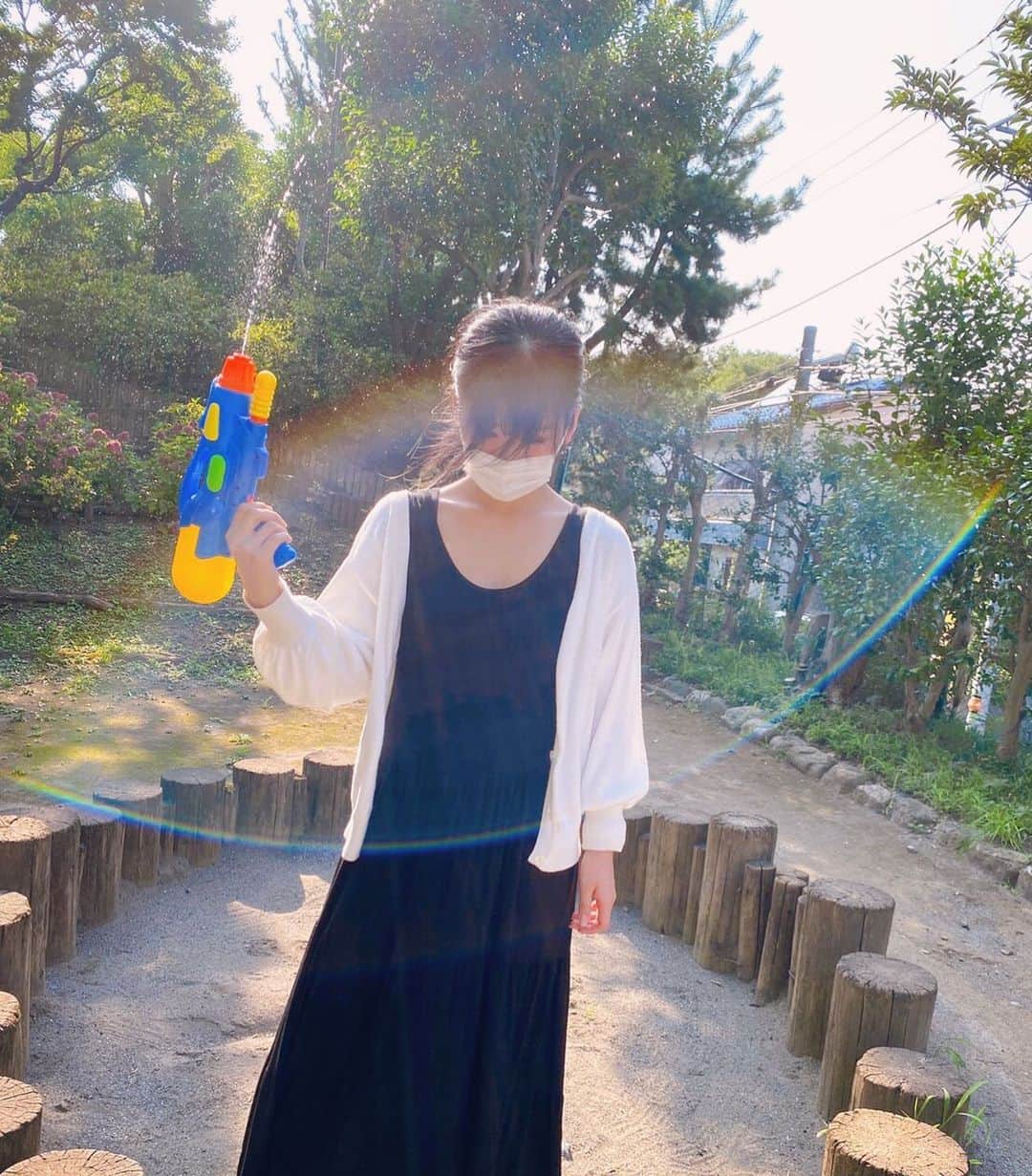 のインスタグラム：「暑くて自分に水かけてたら虹？！🌈🔫 ・ ・ #もっとデカい #水鉄砲 #やりたい」