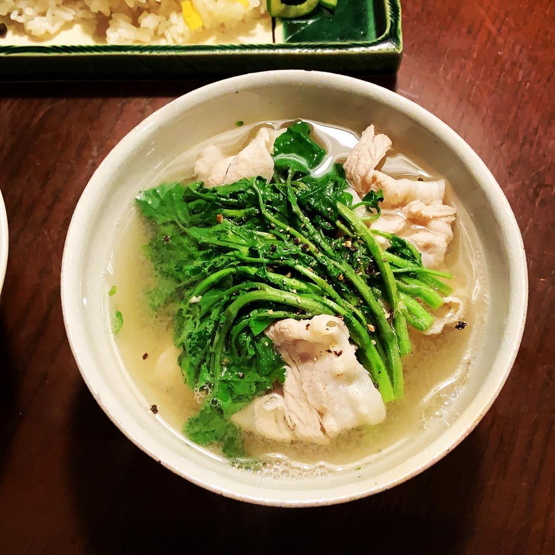 志摩有子さんのインスタグラム写真 - (志摩有子Instagram)「汁物は豚ばらとクレソンの梅酢入りしゃぶしゃぶ。これ、実は高太郎さんの梅干し入りスープで煮るレシピなのだが、簡単に梅酢でアレンジ。仕上げに黒胡椒。ほんのり酸っぱくてさっぱり。  #梅酢入り豚しゃぶ #高太郎風」8月3日 23時03分 - ariko418