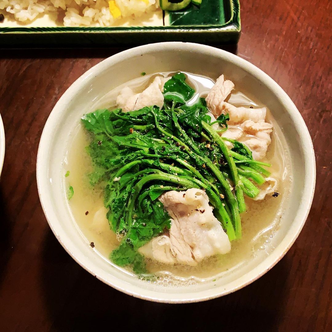 のインスタグラム：「汁物は豚ばらとクレソンの梅酢入りしゃぶしゃぶ。これ、実は高太郎さんの梅干し入りスープで煮るレシピなのだが、簡単に梅酢でアレンジ。仕上げに黒胡椒。ほんのり酸っぱくてさっぱり。  #梅酢入り豚しゃぶ #高太郎風」