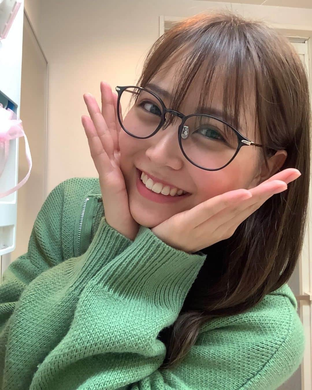 白間美瑠さんのインスタグラム写真 - (白間美瑠Instagram)「最近、買ったメガネ👓 オシャレにかけれるように頑張るぞ！ #メガネ　#綺麗に撮れたね　#幸せ笑顔」8月3日 23時05分 - shiro36run