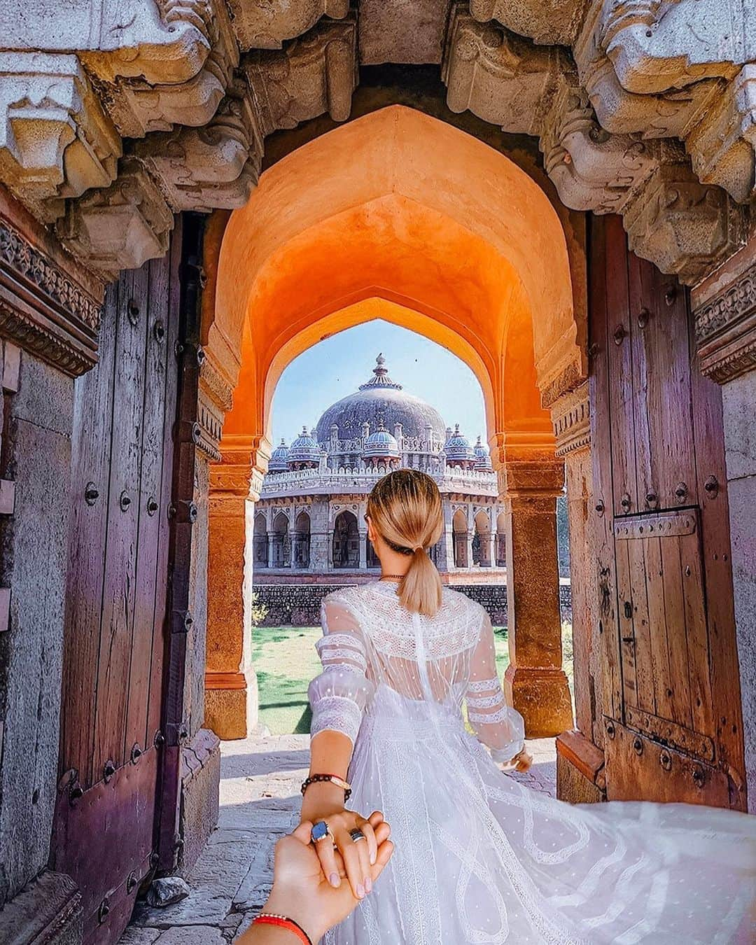 Murad Osmannのインスタグラム：「#Followmeto New Delhi.  𝙊𝙠 𝙄 𝙝𝙖𝙫𝙚 𝙖 𝙦𝙪𝙚𝙨𝙩𝙞𝙤𝙣 𝙩𝙤 𝙩𝙧𝙖𝙫𝙚𝙡𝙚𝙧𝙨: what are some of the worst tourist traps you have encountered? We have been dreaming of visiting the famous Blue city of Jodhpur only to realize that in fact it’s not that blue and you will only be able to see a fraction of it by going to rooftops.   Итак вопрос к путешественникам: попадались ли вы в ловушку для туристов? Разочаровывались ли посещая растиражированное место? Мы в свою очередь всегда хотели попасть в голубой город Джодхпур. Наши ожидания, к сожалению,  были слишком завышены и, только поднявшись на крыши, мы смогли увидеть частичку былого величия и цвета.」