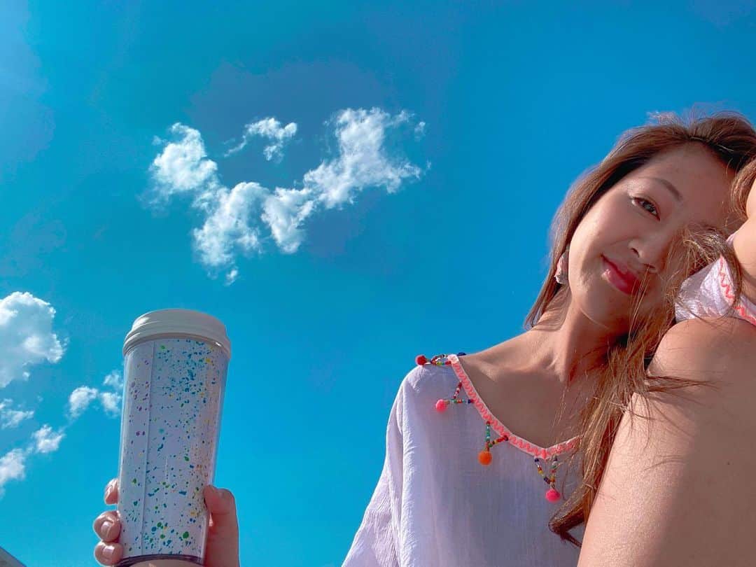 のインスタグラム：「* クリクラのウォーターサーバーを使い始めてから 生活の質が高くなったことを日々実感中。  氷を入れなくても冷たい飲み物で水分補給できるし、 お湯を沸かさなくてもすぐにホットが飲めるし、 重たい買い物をしなくて良くなったし、 ペットボトルのゴミが出なくなったし、 災害備蓄の心配も軽減されたし、 何より一番は子どもが好きなタイミングで 自分で飲めるのが嬉しそうで本当助かってます🥺🙏🏽✨ * * 毎日の育児に家事に仕事で心身共にヘトヘトだから こういう小さな事から余裕を持てたら良いよね🥰🌈 * * @39_editors  #クリクラFit #ウォーターサーバー #ウォーターサーバーのある暮らし #クリクラアンバサダー#おうち時間 #子育て #女の子ママ #アラサーママ #サスティナブル #エコ #PR」