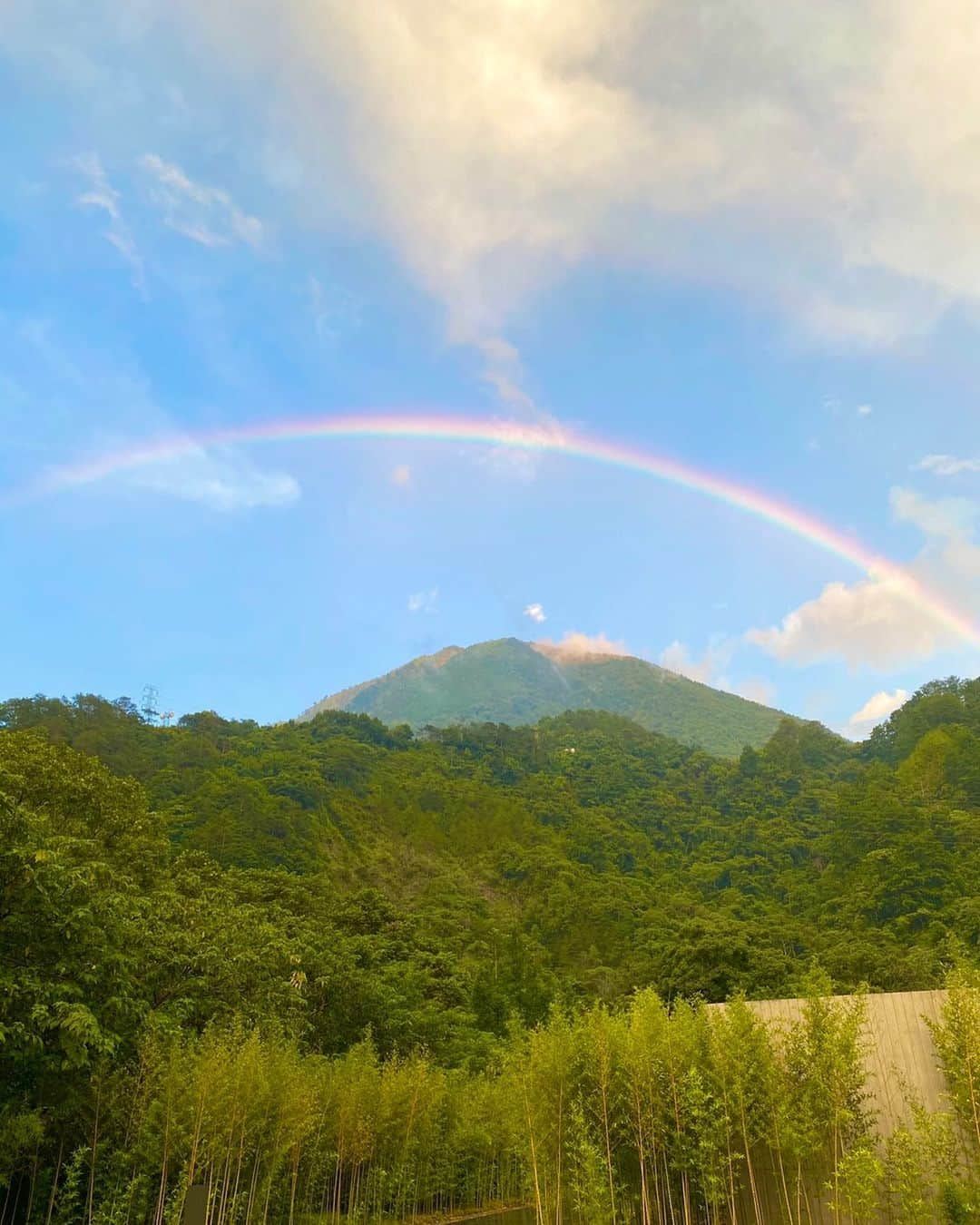 HOSHINOYA｜星のやさんのインスタグラム写真 - (HOSHINOYA｜星のやInstagram)「Just look up the sky, you will find some surprises out there.  #hoshinoya #hoshinoresorts #hotspring #guguan #taichung #taiwan #rainbow  #星のやグーグァン #台湾 #台中 #グーグァン#谷關 #星のや #星野リゾート#温泉」8月3日 23時16分 - hoshinoya.official