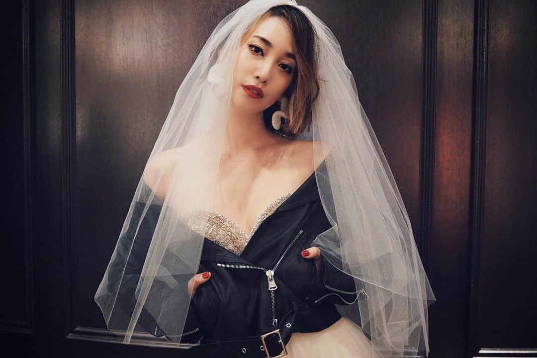 藤本奈月のインスタグラム：「みんなで「面白い」をやろうよ ってのは、かならず産みの辛さがあって、辛さと嬉しさ含めた「面白さ」  点と点を繋いで丸にして行く時に、いつも恵まれた環境に身を置いてるなって事を実感する事が多くて。 どうしようもない私なのに、周りにはいつもクリエイティブで素敵な人たちばかりで、 私の馬鹿みたいな思い付き発想な夢を叶えてくれる。 いつも通り、広げた風呂敷のデカさに改めてびびってみたりするんだけどね。 ここしばらくの活動をしっかり報告するのが楽しみだなぁ。 . . . @gypsy_models_2020  @fugee_make_up_salon  @juno_weddingdress  @__23films」