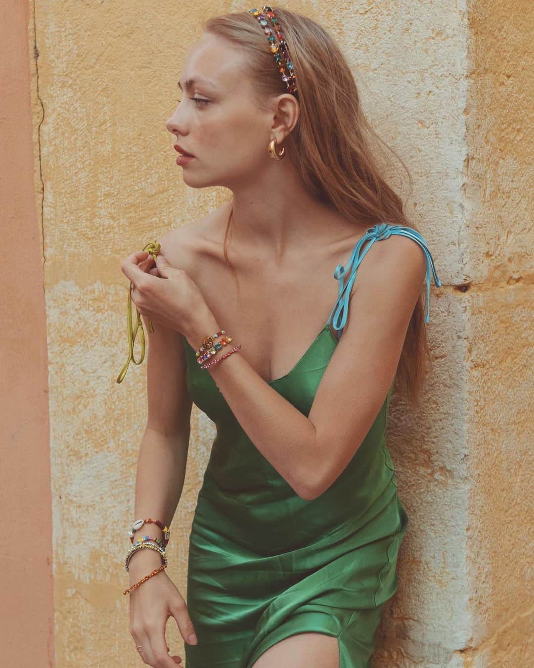 ダニジョーのインスタグラム：「Summer staples 💚 @anouchkagauthier in the ivy tie strap slip dress #dannijogirls」