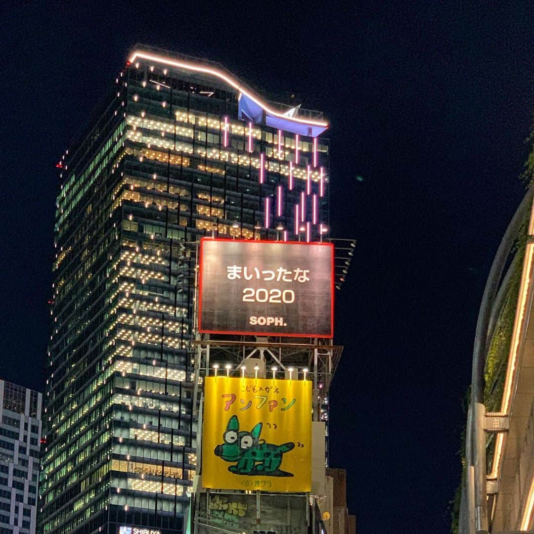 のインスタグラム：「渋谷の街中で。このメッセージ。 ほんと、まいったな。2020。みんな、そう思ってるよ。。。2020」