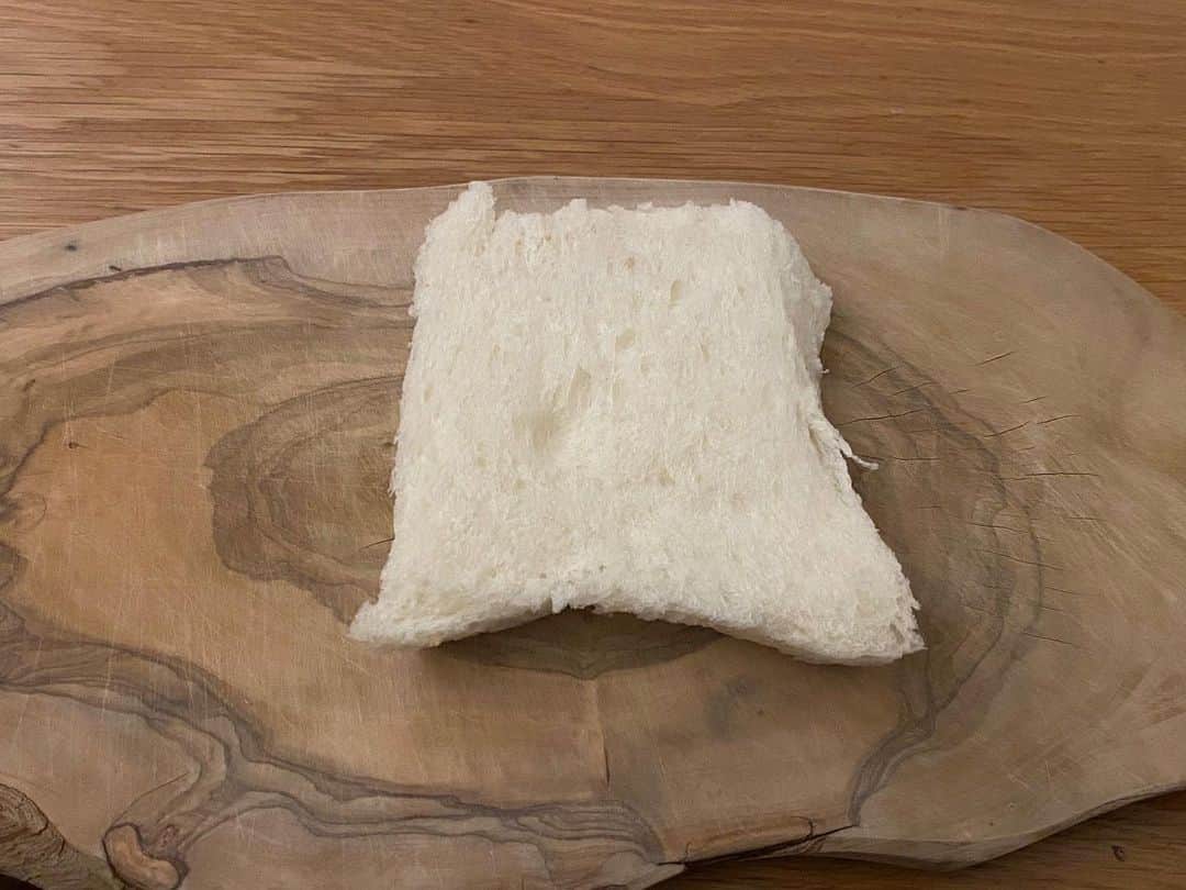 モリシーのインスタグラム：「妻が食パンの耳が好きなのは知っていたが、この状態の食パンを見たのは生まれて初めてである。 人間には未知の領域がまだまだあるようだ。  #食パン」