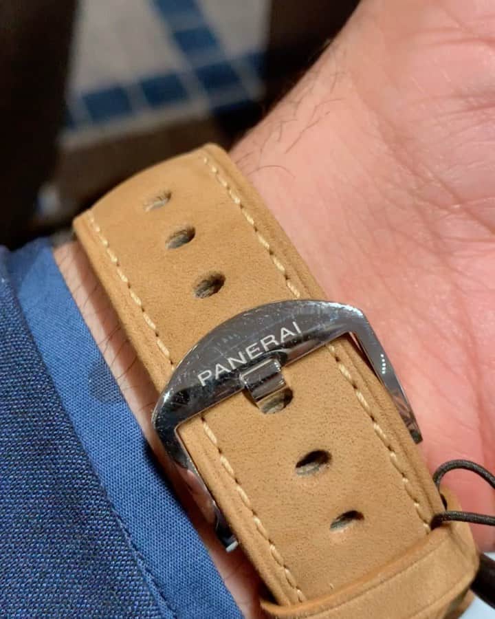 パネライのインスタグラム：「Thoughts on the #PAM998? Even though it’s a 45mm it wears very nicely and I personally love the green dial gold  hand combo.  What about you? #paneraicentral」