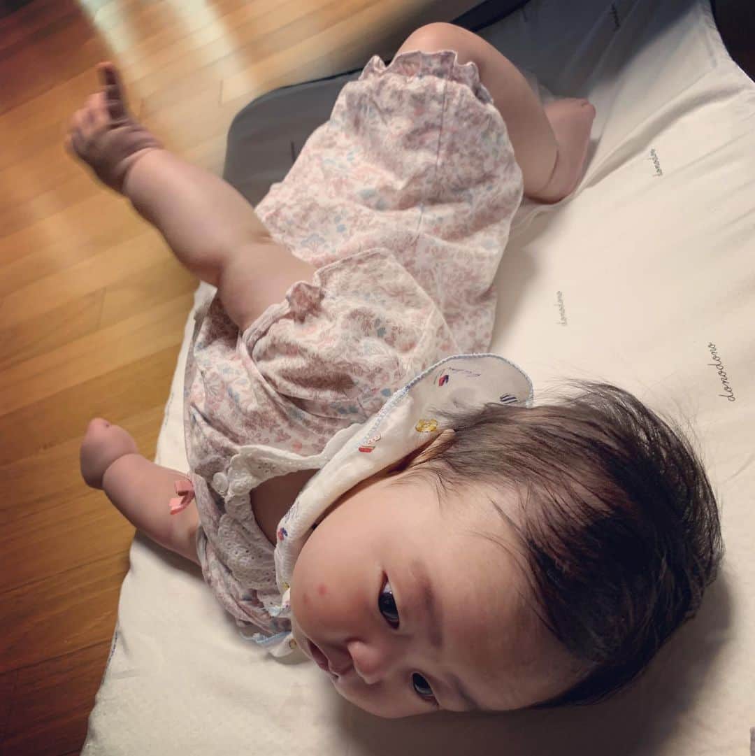 イ・ユンジのインスタグラム：「새로운연습을시작한것같아. #자세C#아마도뒤집기가오려나보다#오늘을기록#볼에도모기#화가나도보이지않는너#나를물어나를물라고」