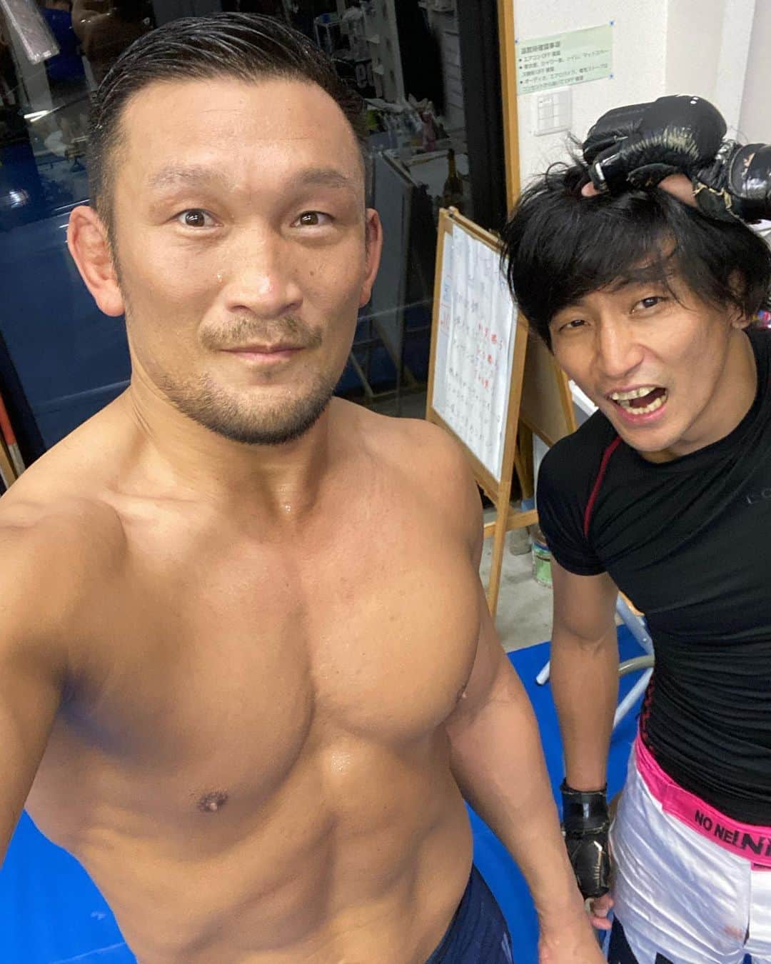 ストラッサー起一のインスタグラム：「週初めはコブラ会でグラップリングのみ。 サクッと連続でやって終了！ マッチョ髪の毛伸びるの早い！ バリカンで刈りたい！ 刈らせくれ🙇‍♂️🙇‍♂️🙇‍♂️頼む！  #MMA #総合格闘技 #格闘技 #キックボクシング #トレーニング」