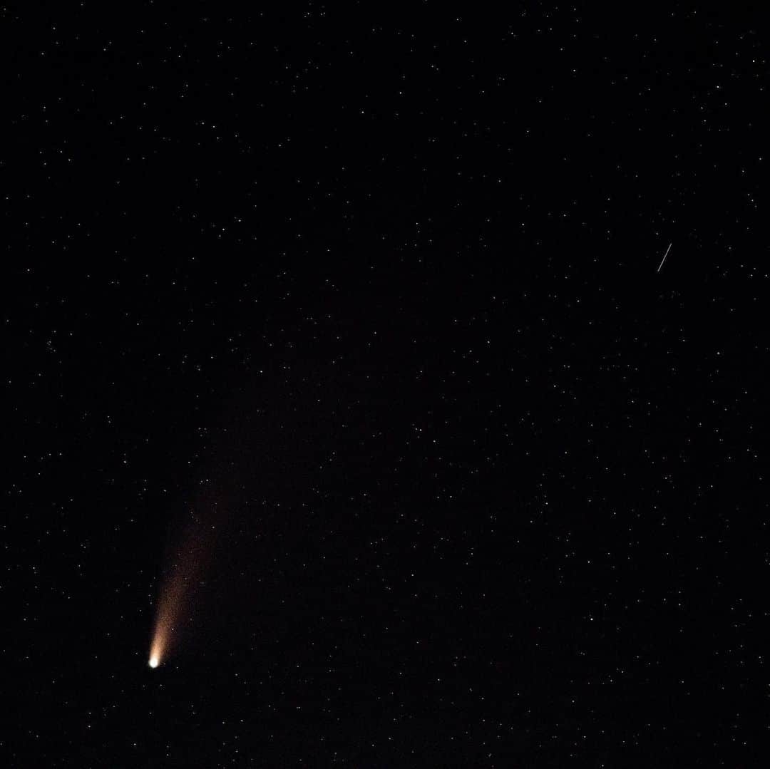 ナショナルジオグラフィックさんのインスタグラム写真 - (ナショナルジオグラフィックInstagram)「Photos by @stephenwilkes  NEOWISE is a long-period comet discovered by astronomers on March 27. At that time, it was 190 million miles away from the sun and 160 million miles away from Earth. By July, it was bright enough to be seen by the naked eye. It’s one of the brightest comets in the northern hemisphere in the last 23 years.  I took this on Block Island. A beautiful, clear night allowed me to capture the subtle color changes in the comet and the details of the sky, about an hour after sunset. Definitely worth the effort to see this magic. I feel fortunate to have captured the comet as it won’t be visible again for another 6,800 years. To see more from my travels near and far follow me @stephenwilkes. #neowise #comet #fujifilm #GFX100 #blockisland」8月3日 23時40分 - natgeo