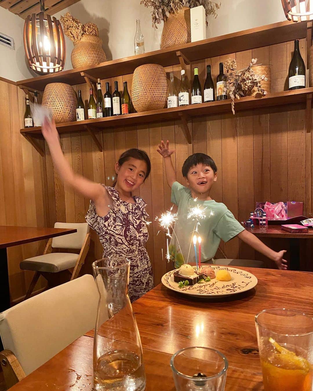 桃生亜希子のインスタグラム：「4月と5月。 だいぶ遅れた2人の誕生日会🎁🎁🎂 #あのいとk」