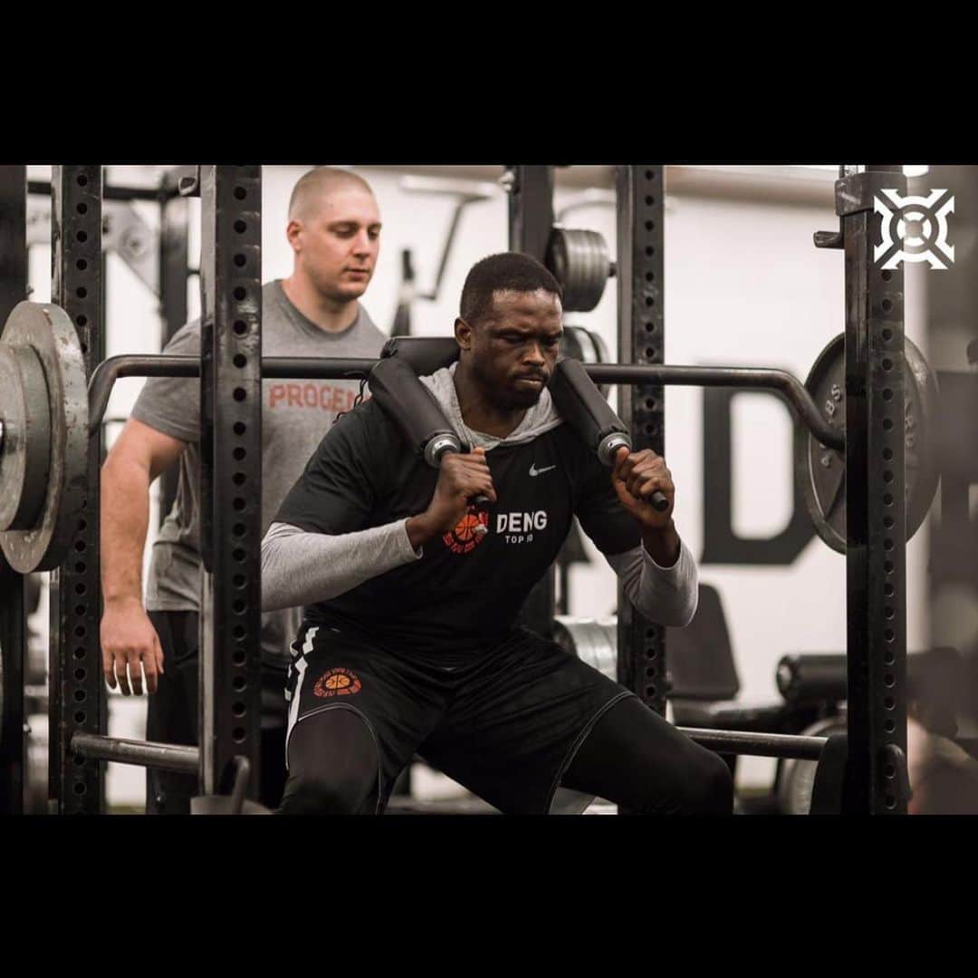 ルオル・デンさんのインスタグラム写真 - (ルオル・デンInstagram)「“Whatever the mind of man can conceive and believe, it can achieve.” – Napoleon Hill   Strength and growth come only through continuous effort and struggle.  Renew, release, let go. Yesterday’s gone. Don’t be afraid to be great. @jacob.w.ross 💪🏿 @dengcamp @ssbfed   #mondaymotivation #mondayquotes  @barbellbrigade」8月3日 23時48分 - luoldeng9