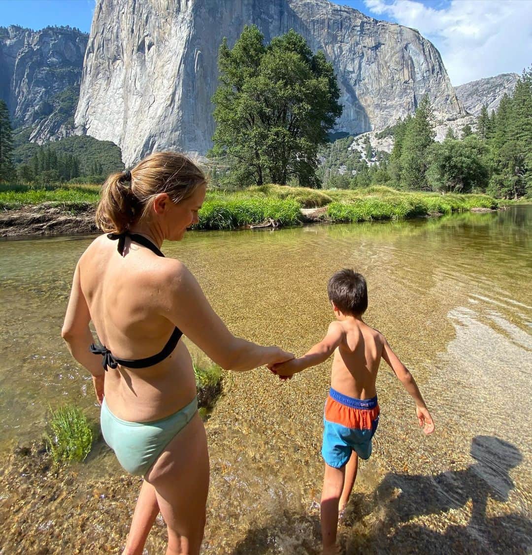 ベス・ロッデンのインスタグラム：「This has been the first summer in over six years that I haven't hidden under baggy board shorts.  I was lying on the floor of our closet the other day (my "me time" - don't judge until you try it) and I saw my old blue and black bikini balled up in the corner. It took me a minute, but I remembered exactly when I tossed it there. I was two years postpartum and still thinking I needed to wait longer for my body to "come back" or I'd buy myself a new, bigger, more appropriate suit.  I'm not waiting for any body to come back anymore. I just made sure my bikini still covered all the necessary parts and have since been freezing my buns off in all the mountain rivers and lakes with our son this summer. Thinking that our bodies aren't worthy enough for certain attires or situations only strengthens the sad idea that our value in life is tied to a number on a scale or the size and shape of our waistline. We are so much more than that.  I hope everyone got out and enjoyed the water this weekend, or at least got some rejuvenation time on the closet floor. 😎 // @outdoorresearch @metoliusclimbing @touchstoneclimbing @bluewaterropes @ospreypacks @skinourishment @clifbar @lasportivana #orambassador」